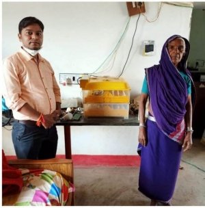 बैकयार्ड कुक्कुट पालन योजना से बढ़ी संजय की आमदनी : सफलता की कहानी