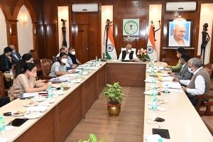 मुख्यमंत्री  ने आज यहां अपने निवास कार्यालय में आयोजित बैठक में कैबिनेट मंत्री गुरू रूद्रकुमार के विभागों लोक स्वास्थ्य यांत्रिकी और ग्रामोद्योग की...