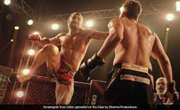 चायवाला बना एमएमए फाइटर, विजय देवरकोंडा की लाइगर का फर्स्ट लुक देख फैन्स बोले-