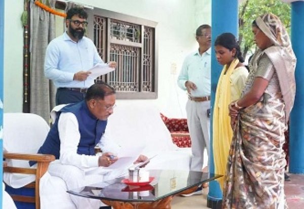 मुख्यमंत्री श्री विष्णु देव साय ने बगिया में सुनी आम जनता की समस्याएं ,आवेदनों के त्वरित निराकरण के निर्देश