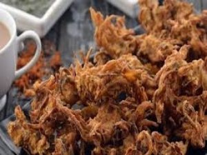 ऐसे बनाएं क्रिस्पी प्याज के पकौड़े