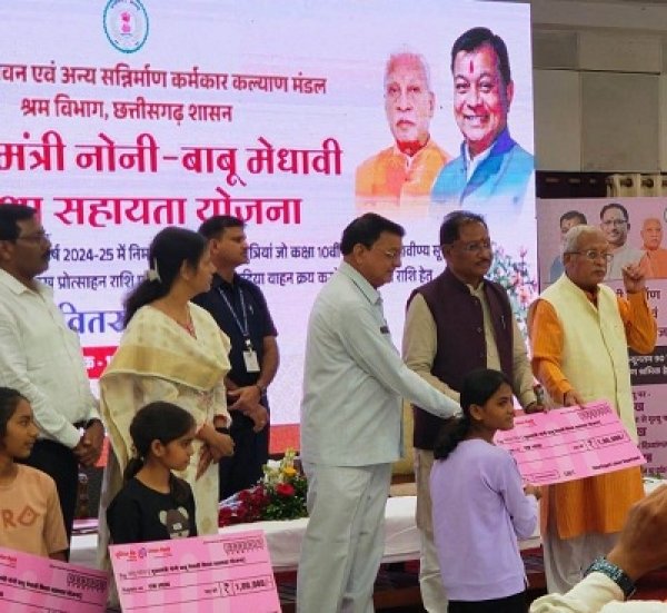 मुख्यमंत्री नोनी बाबू मेधावी शिक्षा सहायता योजना  पायल को मिली एक लाख रूपए की सहायता