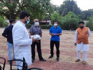 गुरूकुल फाउंडेशन ने दो मिनी वेंटीलेटर विधायक देवेंद्र को दिया दान स्वरूप, विधायक ने चंदुलाल चंद्राकर अस्पताल प्रबंधन को सौंपा