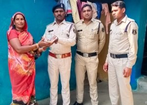 गणतंत्रता दिवस की पावन बेला पर, सिहावा पुलिस द्वारा,शहीद वीरेंद्र सोम के परिजनों का किया गया सम्मान