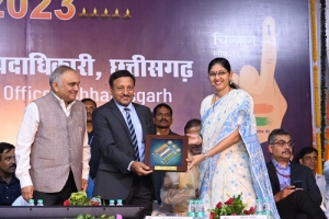 आओ एक दीप जलाएं, मतदान की अलख जगाएं :मुख्य निर्वाचन आयुक्त राजीव कुमार ने दीप दान कर लोगों को मतदान के लिए किया प्रेरित