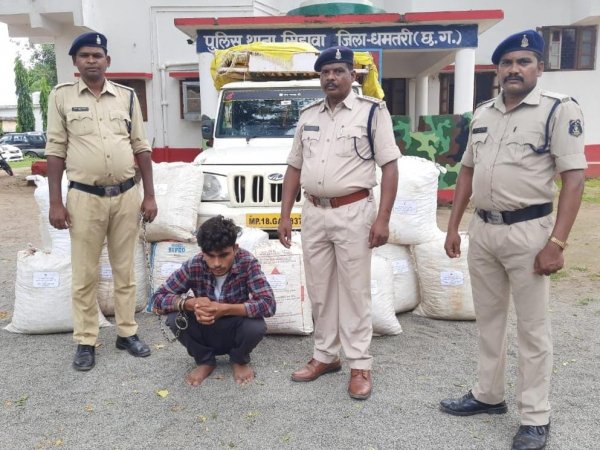 धमतरी पुलिस द्वारा अब तक की सबसे बड़ी कार्यवाही, 305 किलो गांजा परिवहन करते  तस्कर गिरफ्तार