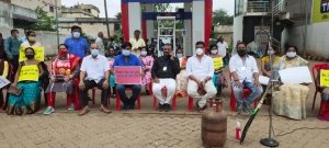 महिला कांग्रेस बस्तर जिलाध्यक्ष कमल झझ के नेतृत्व में अनुपमा चौंक पेट्रोल पम्प के सामने पेट्रोल डीजल की बढ़ती महंगाई को लेकर एक दिवसीय किया गया धरना प्रदर्शन