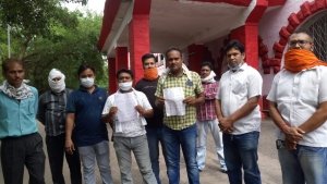 जर्जर पानी टंकी और तालाब के सफाई हेतु कलेक्टर को सौंपा ज्ञापन