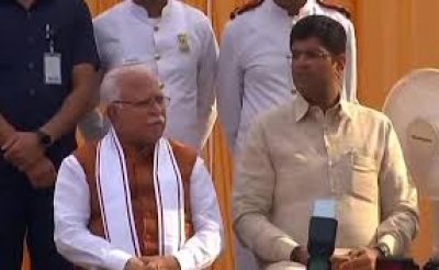 दुष्यंत चौटाला के घर की तरफ विरोध-प्रदर्शन करने जा रहे किसानों पर पुलिस ने आंसू गैस के गोले फेंके