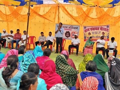 जल संरक्षण हेतु सामूहिक भागीदारी से खैरवाही केनाला में किया गया बोरी बंधान का कार्य