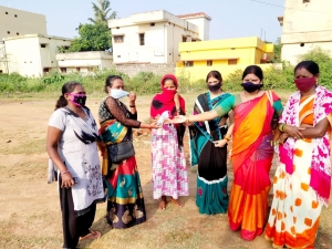 नगर मंडल महिला मोर्चा द्वारा मंगलवार को सेनेटाइजर व मास्क का किया वितरण