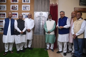 विधानसभा अध्यक्ष डॉ चरण दास महंत और मुख्यमंत्री  भूपेश बघेल ने आज विधानसभा परिसर में नवनिर्मित कक्ष का उद्घाटन किया...