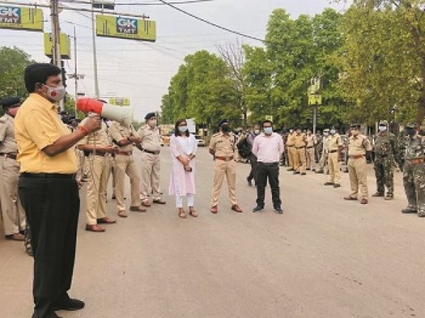 जागरूक करने सड़क पर पुलिस प्रशासन पैदल मार्च कर लोगों से घर पर रहने की अपील