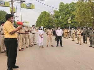 जागरूक करने सड़क पर पुलिस प्रशासन पैदल मार्च कर लोगों से घर पर रहने की अपील