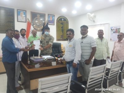 फरार सब इस्पेक्टर किशोर तिवारी को अब तक गिरफ्तार नहीं होने पर समाज के द्वारा नव पदस्थ पुलिस अधीक्षक को सौपा ज्ञापन