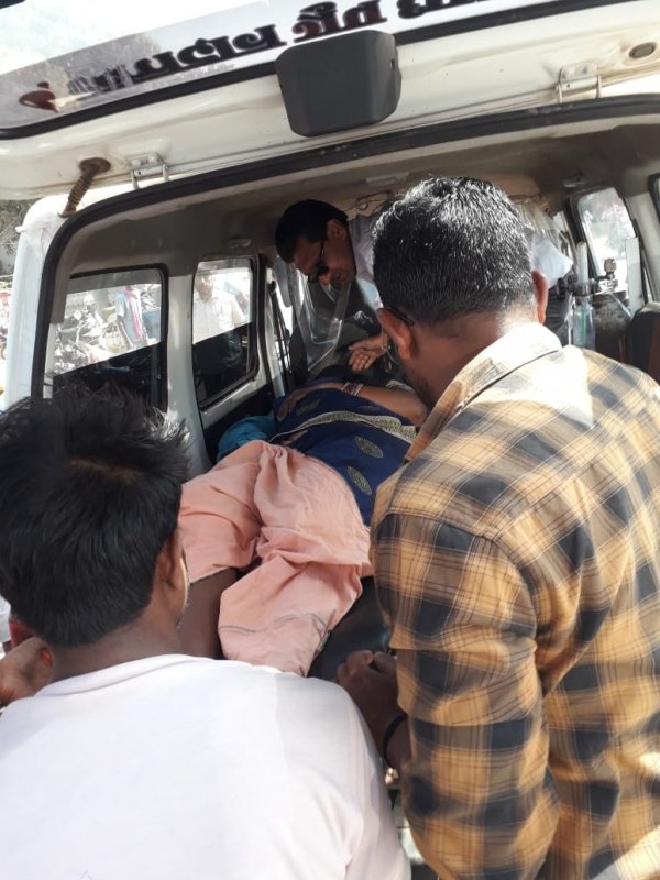 सडक हादसे में दो महिलायें व एक  पुरुष धायल