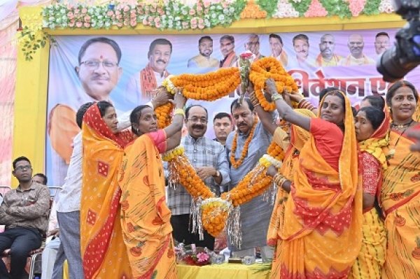उप मुख्यमंत्री अरुण साव ग्राम दारगांव में आयोजित छत्तीसगढ़ धीवर समाज के वार्षिक अधिवेशन एवं सम्मान समारोह में हुए शामिल