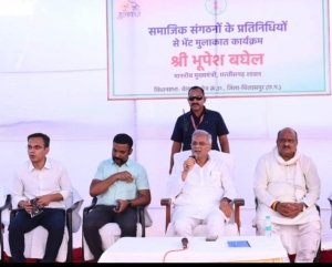 बेलतरा विधानसभा क्षेत्र में भेंट मुलाकात कार्यक्रम के दौरान मुख्यमंत्री भूपेश बघेल ने प्रतिनिधि मंडलों से की मुलाकात