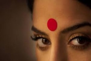 बिंदी लगाने से माथे पर होती है एलर्जी, तो इन नेचुरल चीजों के इस्तेमाल से मिलेगा फायदा