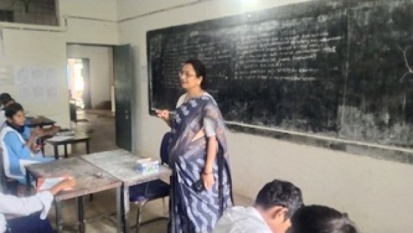 कलेक्टर के निर्देश पर डीईओ का नगरी के स्कूलों में औचक निरीक्षण :शैक्षणिक गुणवत्ता, बोर्ड परीक्षा तैयारी और स्मार्ट क्लास पर विशेष जोर, विद्यार्थियों से किया सीधा संवाद