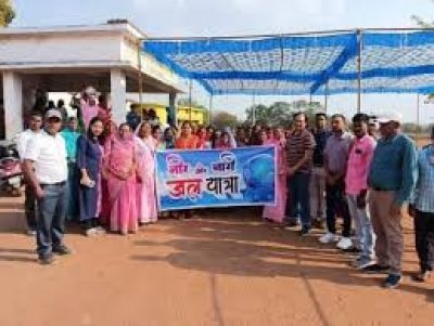 जल संरक्षण के लिए प्रशासन और ग्रामीणों ने किया श्रमदान और निकली नीर और नारी जल यात्रा