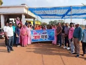 जल संरक्षण के लिए प्रशासन और ग्रामीणों ने किया श्रमदान और निकली नीर और नारी जल यात्रा