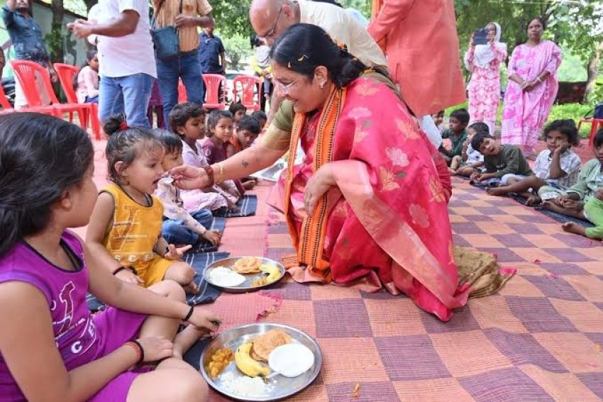 ‘आंगन मिलन’ में गूंजा सेवा और सम्मान का संदेश-केंद्रीय राज्यमंत्री सावित्री ठाकुर ने आंगनवाड़ी कार्यकर्ताओं, सहायिकाओं और मितानिनों का किया सम्मान