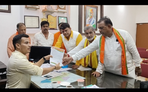 जिला अध्यक्ष ब्रजेश बिचपुरिया के नेतृत्व में हल्ला बोल एवं मटकी फोड़ किया गया