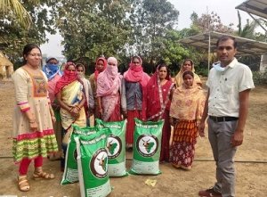 गोधन न्याय योजना से मिल रहा महिलाओं को आर्थिक संबल : गौठानों में महिला स्व-सहायता समूह कर रहे वर्मी कंपोस्ट खाद का निर्माण महिलाओं को संबल देने उद्यानिकी विभाग खरीद रहा खाद