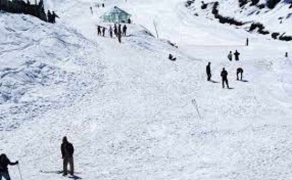 मार्च में स्नो फॉल का उठाना है आनंद, उत्तराखंड की इन 2 जगहों का बना लीजिए प्लान