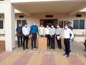 तहसील आफिस के अधिकारी-कर्मचारियों ने राशि जोड़ी, दो आक्सीजन कंसट्रेटर खरीदे और धमधा कोविड केयर सेंटर को दिये