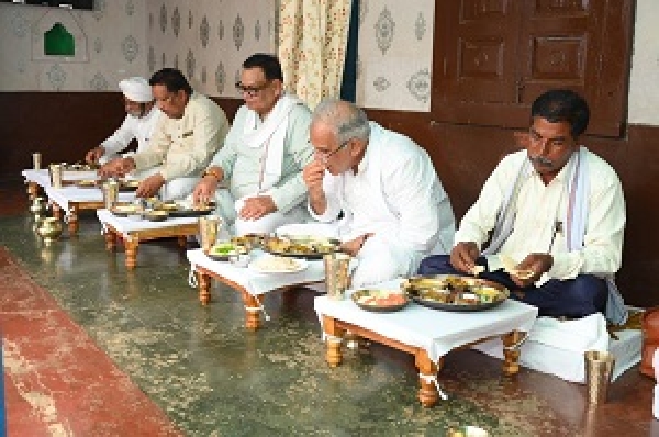 भटगाँव (धमतरी )निवासी लखन साहू के घर भोजन करते मुख्यमंत्री बघेल 
