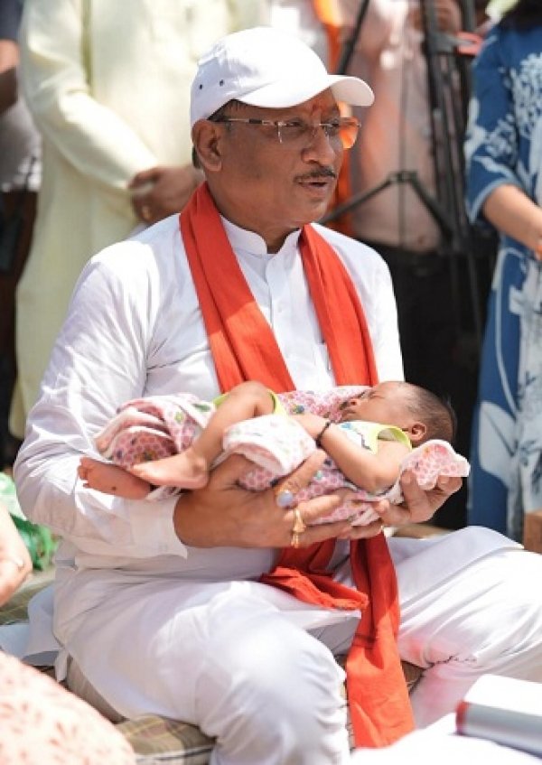 आम के पेड़ तले सजी चौपाल: लखपति दीदियों के हौसले से उत्साहित हुए सीएम साय, विकास कार्यों की घोषणाएं