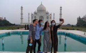 बढ़ते कोरोना मामलों के बीच खुला ताजमहल, दीदार के लिए पहुंचे लोगों ने कहा- वायरस के साथ रहने...