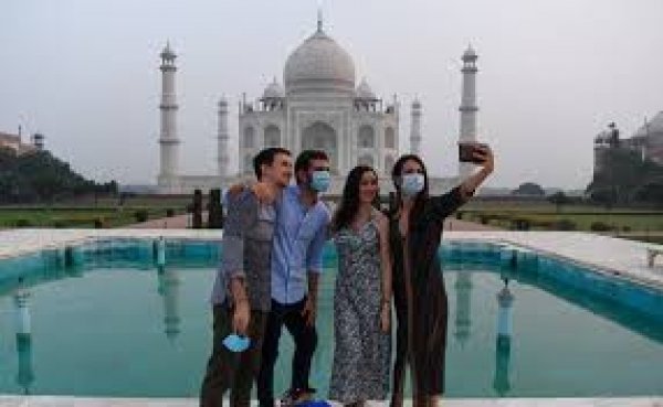 बढ़ते कोरोना मामलों के बीच खुला ताजमहल, दीदार के लिए पहुंचे लोगों ने कहा- वायरस के साथ रहने...