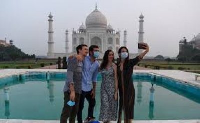 बढ़ते कोरोना मामलों के बीच खुला ताजमहल, दीदार के लिए पहुंचे लोगों ने कहा- वायरस के साथ रहने...