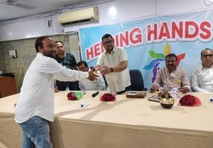 रक्तदान:भीषण गर्मी में भी रक्तदाताओं का जुनून एवं हेल्पिंग हैंड्स के हौसले से विशाल रक्तदान शिविर संपन्न