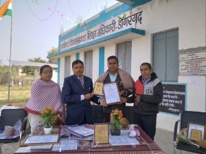 सम्मान:पढ़ई तुंहर द्वार में बेहतर कार्य के लिए शिक्षक राजेंद्र को किया गया सम्मानित