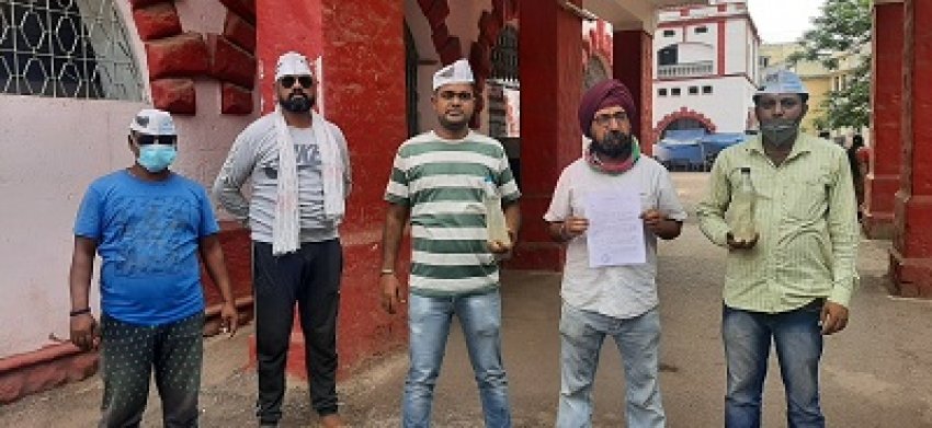 टाउनशिप दूषित पानी : आप सदस्य टाऊन शीप के पानी का सैम्पल टेस्ट कराने गए पी एच ई से खाली हाथ लौटे