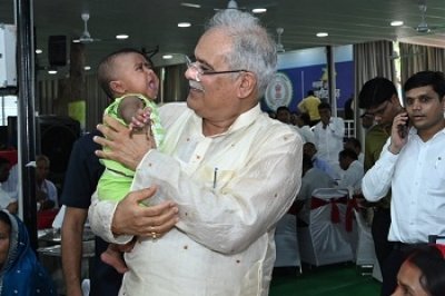 बाल प्रेम में खोये बघेल : बच्चे दिखे और सीएम उसे गोद में ना ले ऐसा हो नहीं सकता ....