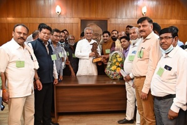 मुख्यमंत्री से छत्तीसगढ़ कर्मचारी-अधिकारी फेडरेशन के प्रतिनिधि मंडल ने की सौजन्य मुलाकात