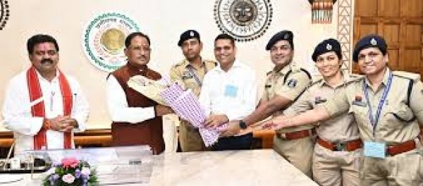 मुख्यमंत्री विष्णु देव साय से राज्य पुलिस सेवा अधिकारियों ने की सौजन्य भेंट