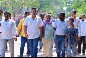 विधायक देवेंद्र यादव ने वार्ड 48 के लोगों से भेंट मुलाकात एक साथ दी डोमशेड, गार्डन, बैडमिंटन कोर्ट की सौगात