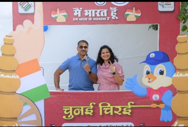 जनसंपर्क आयुक्त ने किया सपरिवार मतदान