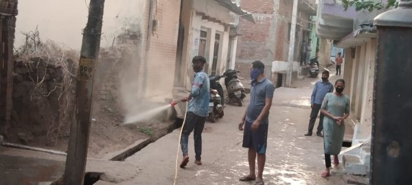 दुकान का शटर गिरा कर बेच रहे सामान, नियमो का उल्लंघन