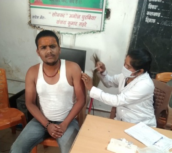 टीकाकरण अभियान : युवा वर्ग ने लगाया टिका