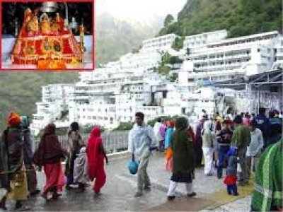 चैत्र नवरात्र के पहले दिन वैष्णो देवी मंदिर में हजारों श्रद्धालुओं की उमड़ी भीड़, भक्तों ने लगाए जोर-शोर से जयकारे