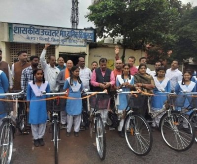नवमी की छात्राओं को मिली साइकिल, चेहरों पर छलकी खुशी
