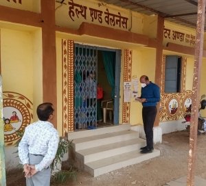 ग्रामीण क्षेत्रों में संक्रमण पर रोक लगाने हो रहे कार्यों की मानिटरिंग करने पहुँचे कलेक्टर -दुर्ग ब्लाक का किया दौरा