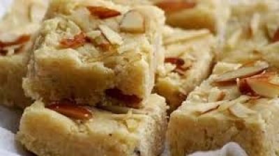 धनतेरस पर मां लक्ष्मी को लगाएं खोए की बर्फी का भोग, नोट कर लें Recipe